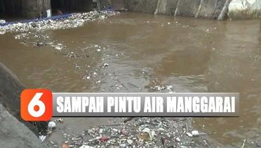 Petugas Terus Bersihkan Sampah Sisa Banjir di Pintu Air Manggarai - Liputan 6 Siang