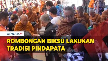 Sambut Waisak Biksu Thudong dari Thailand Ikuti Tradisi Pindapata di Magelang