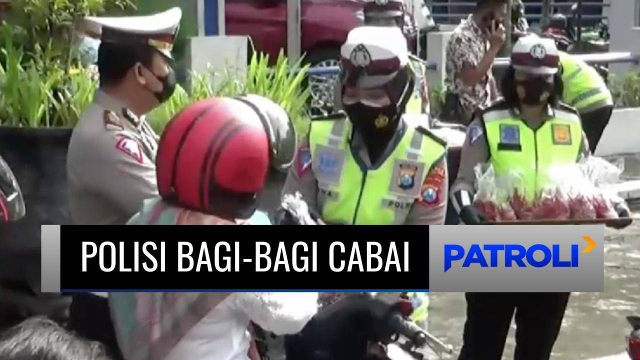 Polisi Di Magetan Bagi Bagi Cabai Untuk Pengendara Yang Disiplin Lalu