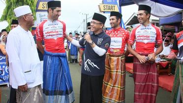 Pembalap Pakai Sarung dan Kopiah Jadi Warna Baru ITdBI 2017 Etape Empat