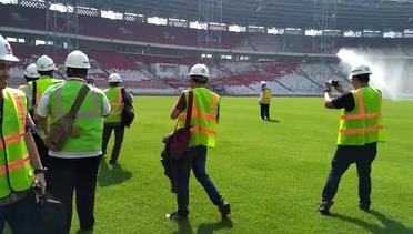 Menteri PUPR Basuki Hadimuljono menunjukkan kebolehan bermain bola di Stadion GBK