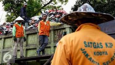 Pengawalan Ketat Truk Sampah darI DKI Jakarta ke TPST Bantar Gebang