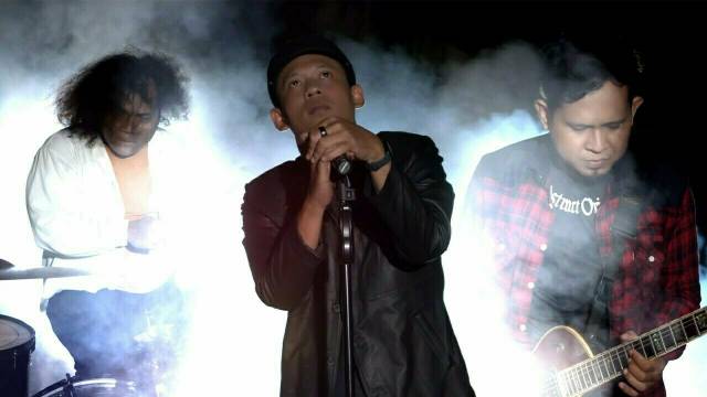 Dadali - Biarkan Ku Berlari (Official Music Video)