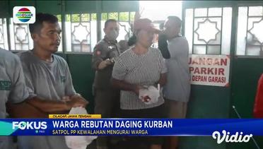 Warga Rebutan Daging Kurban di Masjid Agung Cilacap
