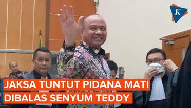 Teddy Minahasa Lempar Senyum Usai Jaksa Tuntut Pidana Mati