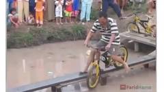 Video Lucu Ngakkak  !! Lomba 17 Agustusan Kocak, Sepeda Nyebur