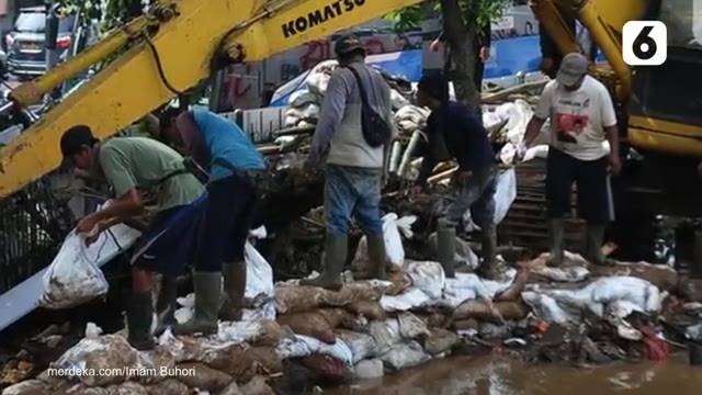 Tumpukan Karung Pasir Tutup Sementara Tanggul Kalibaru yang Jebol di Jakarta Timur | Liputan6