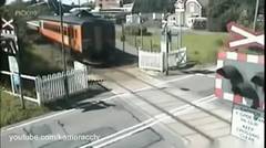detik detik mobil vs kereta api