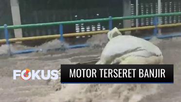 Detik-detik Belasan Motor Terseret Arus Banjir di Jalan Cikutra Bandung | Fokus
