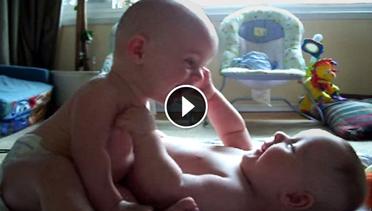 Lucu, Percakapan Dua Bayi Kembar yang Tertangkap Kamera