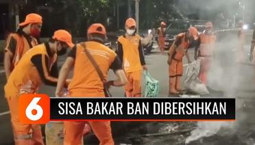 Petugas Bersihkan Sisa Bakar-Bakar Ban oleh Aksi Massa di Jalan Kawasan Istana