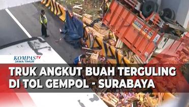 Diduga Sopir Mengantuk, Truk Angkut Buah Terguling di Bawah Fly Over Tol Gempol - Surabaya
