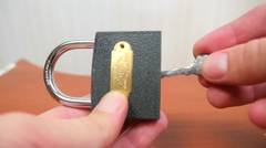 3 cara mudah membuka gembok tanpa kunci
