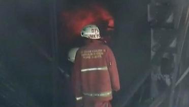 VIDEO: Petugas Berjibaku Padamkan Kebakaran Pasar Senen