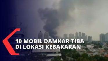 Petugas Damkar dan Warga Gotong Royong Padamkan Api Kebakaran di Kawasan Simprug Jakarta Selatan