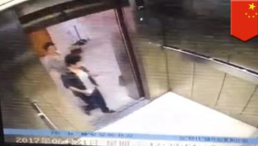 Wanita naik lift, kaki kanan tertinggal - TomoNews