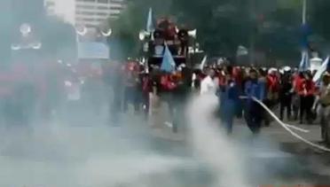 VIDEO: Aksi Bakar Karangan Bunga Warnai Peringatan May Day