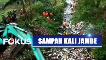 Petugas Gabungan Terus Bersihkan Tumpukah Sampah di Kali Jambe - Fokus