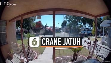 Detik-Detik Crane Jatuh di Tengah Permukiman