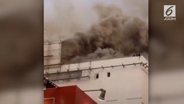 Momen Orang Terjebak Kebakaran di Atap Gedung Niaga JIExpo