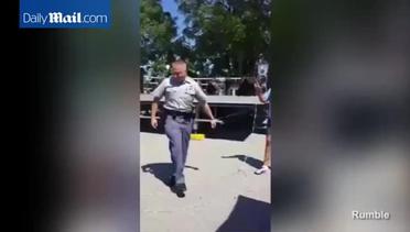 Aksi Keren Polisi Main Lompat Tali