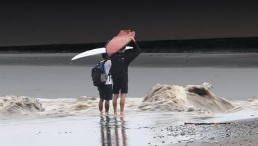 Storm Surfing - Keramas