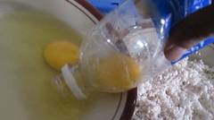 Cara memasukan kuning telur ke dalam botol