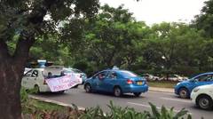 Sopir Taksi: Menkominfo Tidak Punya Nyali (Laporan dari Demo di Sekitar Semanggi)