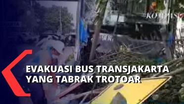 Kecelakaan Tunggal Bus Transjakarta Nyangkut di Trotoar, Diduga Karena Hindari Motor