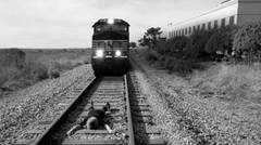 Tragis Pemuda ini Nekat Bunuh diri di Rel Kereta Api 22_8_2016