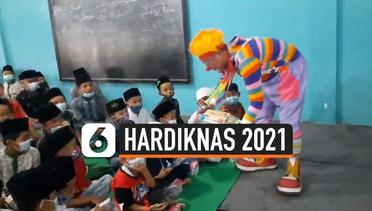 Peringati Hardiknas 2021, Badut Kampanyekan Budaya Membaca pada Anak-Anak