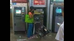 Karna Kesal, Wanita Ini Merusak Mesin ATM Dengan Tangan Kosong