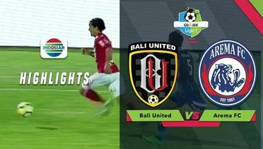 Tendangan Gunting Lilipaly-Bali United masih Melebar dari Gawang Arema