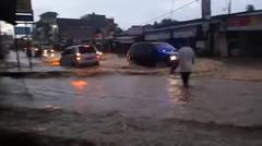 [Bintang] Video Detik-detik Banjir Menerjang Perkampungan di Anyer