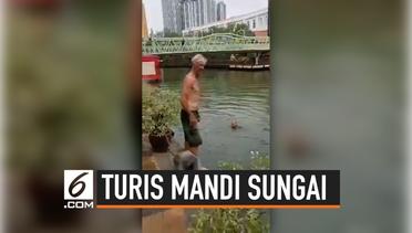Aksi Turis Mandi di Sungai Tercemar Malaysia