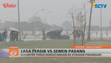 Meski Hujan Deras, Suporter Tetap Mengalir Menuju Stadion Pakansari, Bogor - Liputan 6 Petang