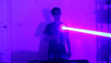 Wow, Pemuda Ini Menciptakan Senjata Laser di Rumah