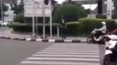 Rame rame permalukan pengendara mobik yang berhenti di zebra cross