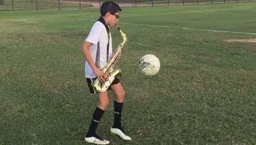 Bocah ini Juggling Sembari Meniup Saksofon
