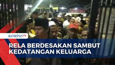 Warga Berdesakan Sambut Kedatangan Tiga Kloter Jemaah Haji di Debarkasi Surabaya