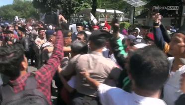 Aksi Demo di Balai Kota Ricuh, Massa Pro dan Kontra Anies Bersitegang