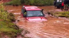 Land Rover di temukan hampir tenggelam di Sungai, Tapi Lihat Apa yang terjadi !!