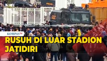 Momen Kericuhan Suporter PSIS di Luar Stadion Jatidiri, Polisi Tembak Gas Air Mata!