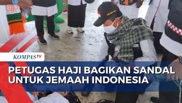 Petugas Haji Keliling Masjidil Haram Bagikan Sandal untuk Jemaah Indonesia