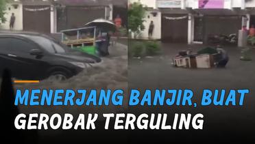 Terjang Banjir, Sebuah Mobil Buat Gerobak Pedagang Keliling Terguling