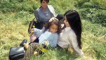 Kim Kardashian dan Anak Jadi Model Fendi