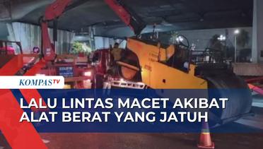 Arus Lalu Lintas dari Gedung DPR Arah Slipi Macet Parah Akibat Alat Pengaspal Jatuh dari Truk!