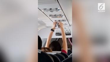 Tingkah Aneh Penumpang Keringkan Pakaian Dalam di Pesawat