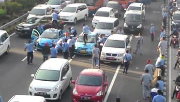 Taksi Dirusak Demonstran, Sopir Dibebaskan dari Ganti Rugi