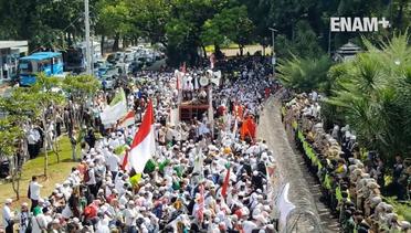 ENAM PLUS: Massa FPI Kawal Pemeriksaan Rizieq Shihab di Mapolda Metro Jaya